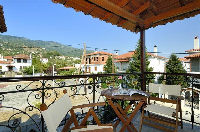 Iatrou Guesthouse Портария Номер фото